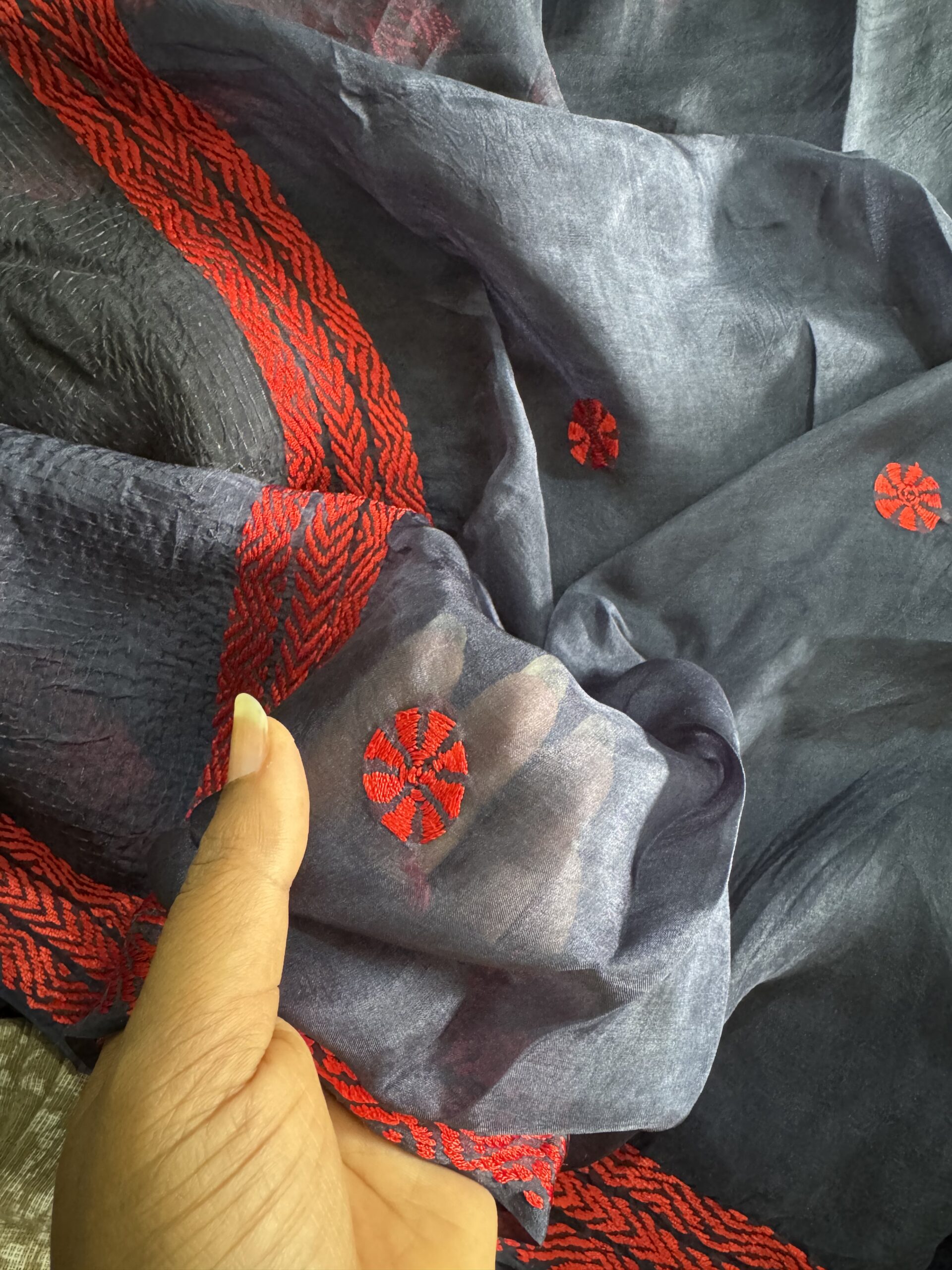 Kalo Manjit Chhaya – Deep Charcoal Hand-Embroidered Silk Kantha Saree - Image 3